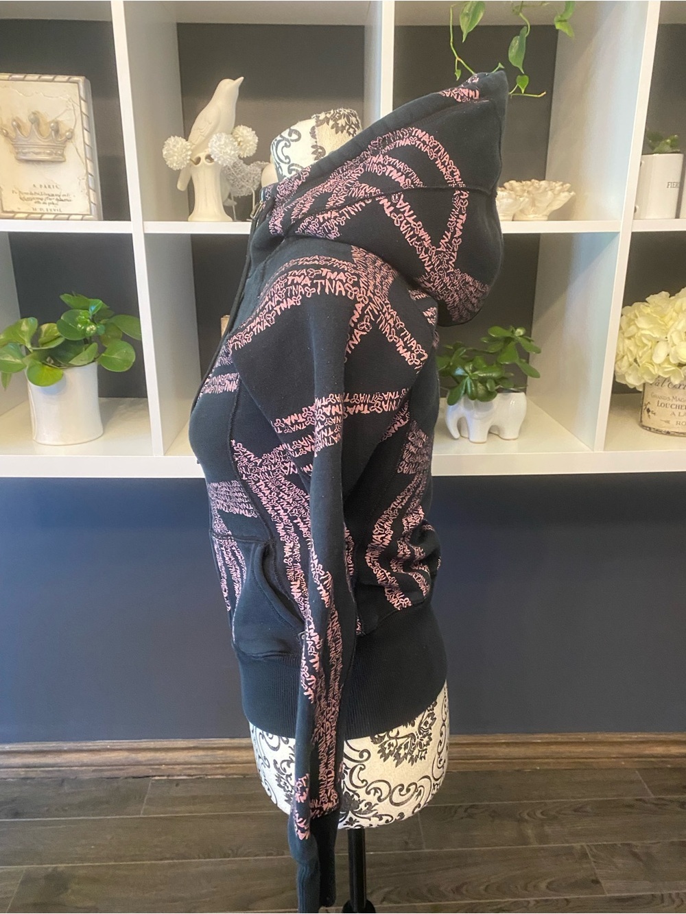 Rare Aritzia TNA Black Zip Hoodie with Pink Pattern Size XS - Picture 3 of 6